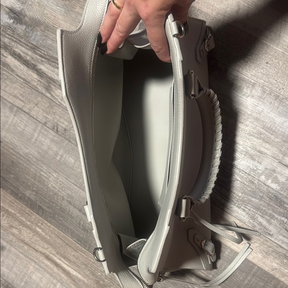 Elegant Gray Women's Handbag - Picture 2 of 3